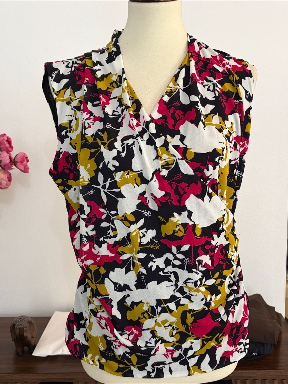 Jones New York Floral Sleeveless V-Neck Top in Multi Colored Pattern Size Large
